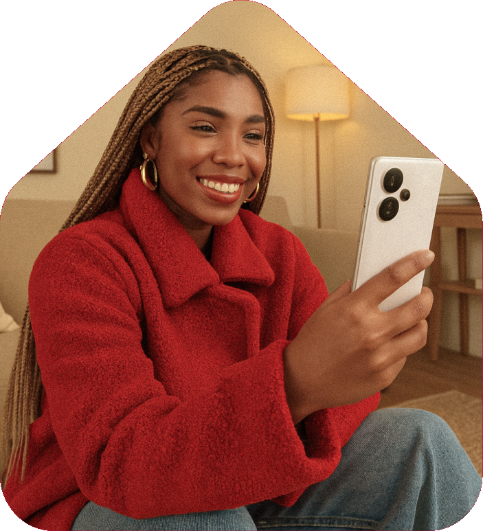 Mulher sorrindo com o celular na mão