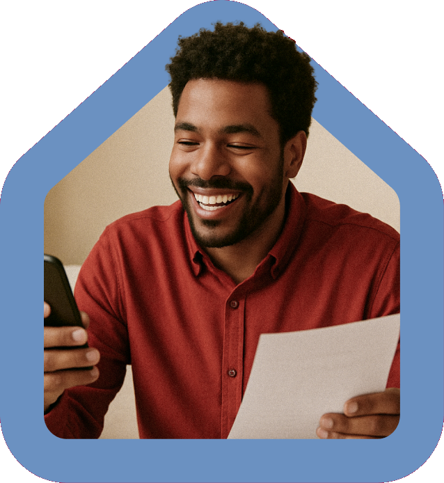 Cliente sorrindo ao olhar o celular e uma folha de papel