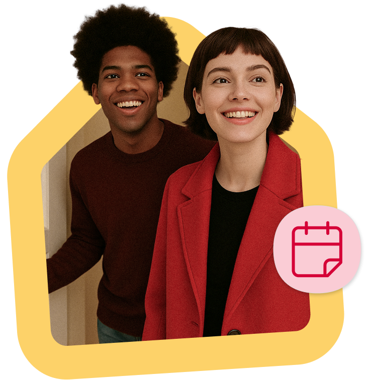 Casal sorrindo na porta de casa