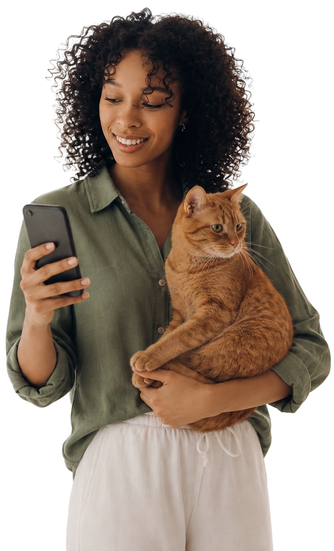 Mulher com um gato no colo olhando o celular