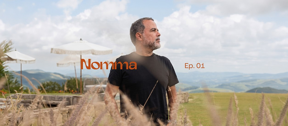 O arquiteto Duda Porto em cenário natural no primeiro episódio do documentário da Nomma.