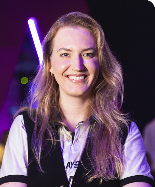 Letícia Previatti, COO da Layer Up, sorri no espaço da Casa Nomma.