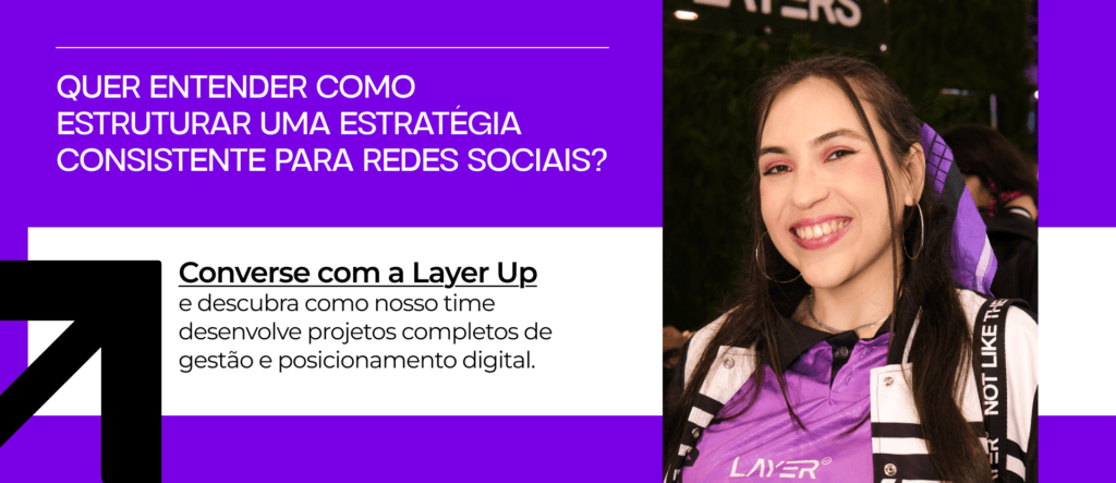 Banner da Layer Up com fundo roxo e branco apresentando o texto: "Quer entender como estruturar uma estratégia consistente para redes sociais? Converse com a Layer Up". À direita, foto de uma integrante do time sorrindo com jaqueta da marca e, à esquerda, um ícone de seta preta apontando para o CTA.