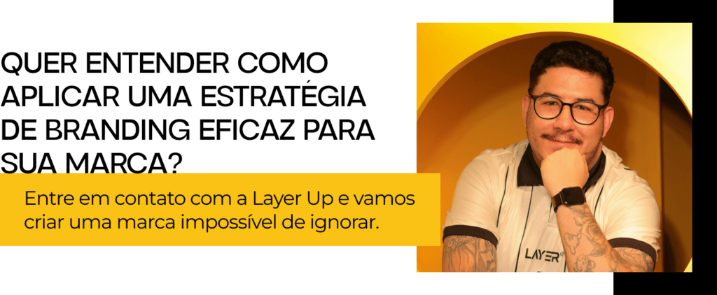 Banner da agência Layer Up com texto chamando para ação sobre estratégia de branding eficaz e foto de um homem sorrindo.