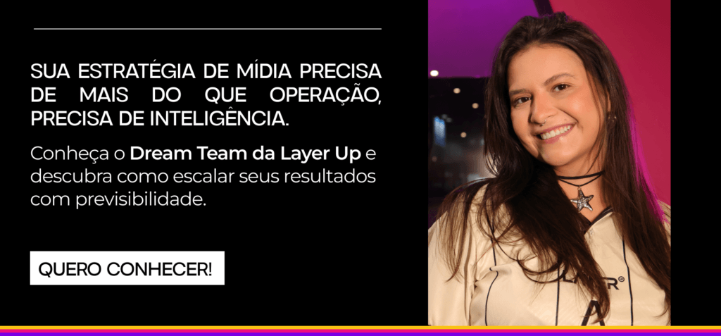 Mulher sorrindo em banner da Layer Up sobre inteligência em estratégia de mídia e escalabilidade de resultados.