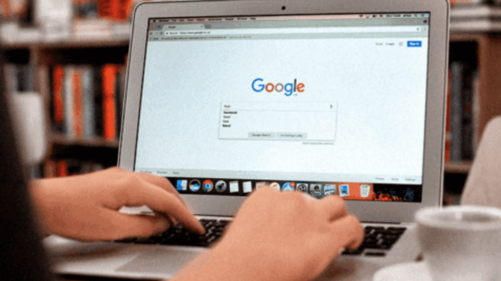 O que é Google AI Overviews e como manter seu tráfego quando a IA responde antes de você