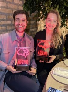 Representantes da Layer Up seguram os dois troféus do 32º Prêmio ABEMD durante a cerimônia na Casa Giardini, em São Paulo